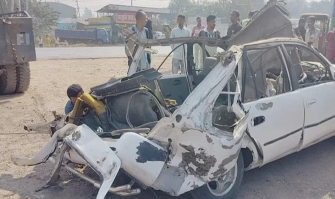 গ্যাস নিতে এসে প্রাইভেটকারে বিস্ফোরণ, গাড়ি ফেলে পালালেন চালক